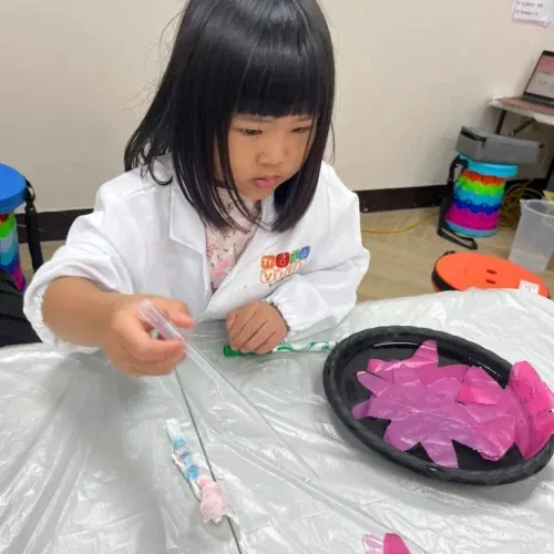 A6. 毛細現象實驗室-花朵擴香瓶 DIY、爬高高的水精靈 活動現場照片 7