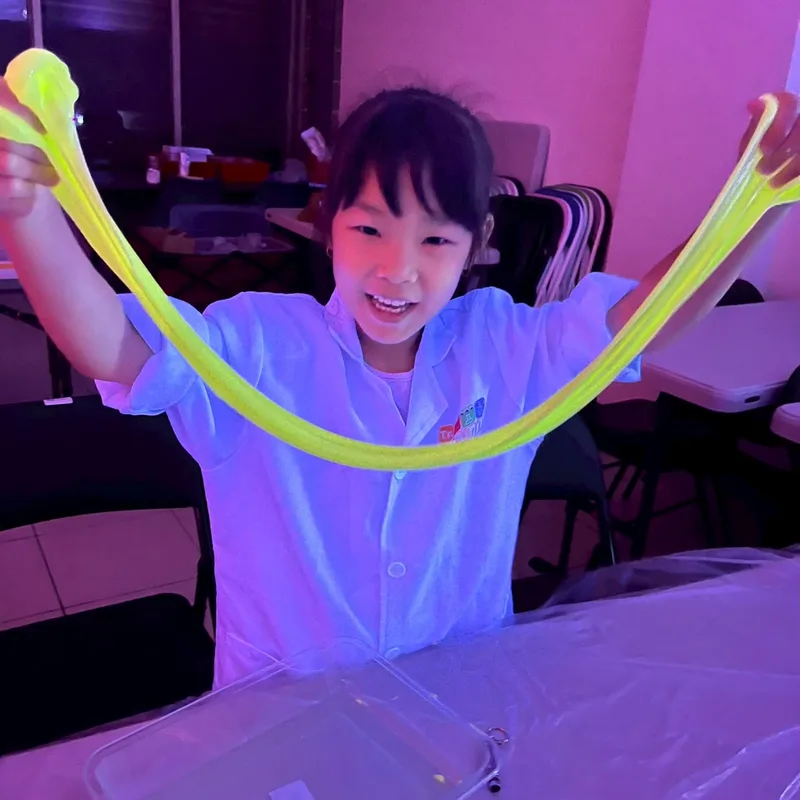 孩子在營隊中專注地進行科學實驗與手作活動