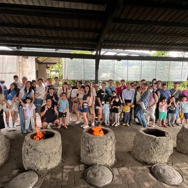 孩子提著水桶走過泥灘,尋找溼地裡的小生物